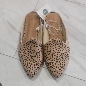 Universal Thread Tan and Black Women's Loafers